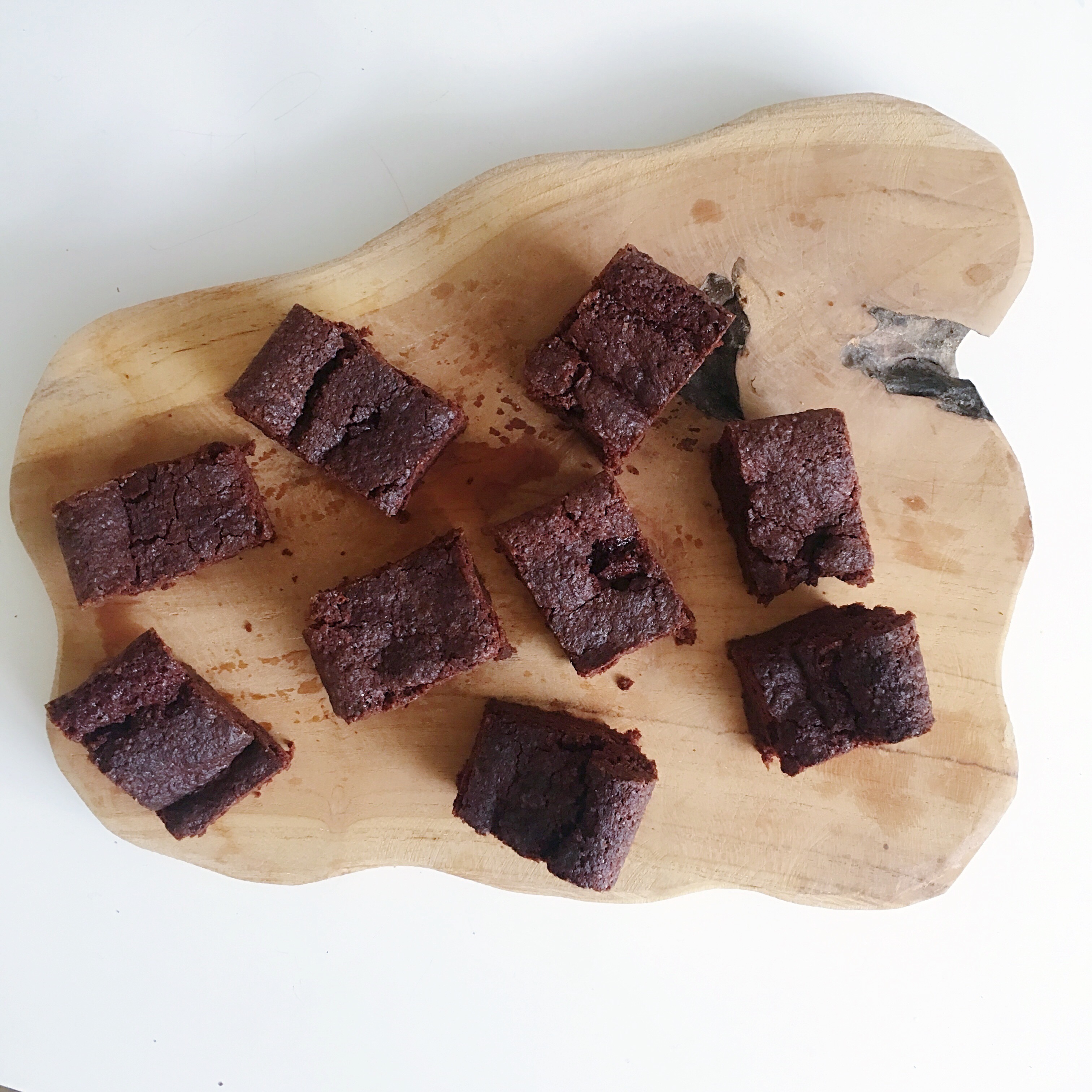 Veganistische Brownies – vegan – vegan dessert – vegan brownie – vegan magazine – vegan eten – vegen recepten – vegan taartje – vegan toetje – vegan tijdschrift – vegan cake – vegan snoep – vegan lekkernij - Columns by Kari