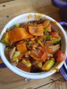 Vegan zoete aardappel groentestoof – vegan –veganistisch – vegan magazine – vegan tijdschrift – vegan recepten – veganistisch eten – groente – zoete aardappel – recepten – vega – dagje zonder vlees – gezonde recepten – gezond eten – voeding – afvallen