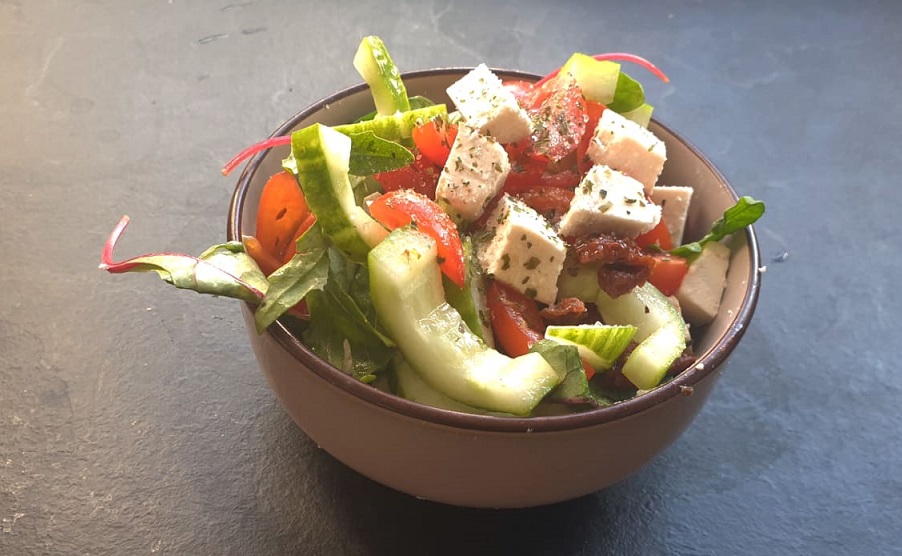 een lekkere vegan Griekse salade is snel en makkelijk te maken met dit heerlijke recept.
