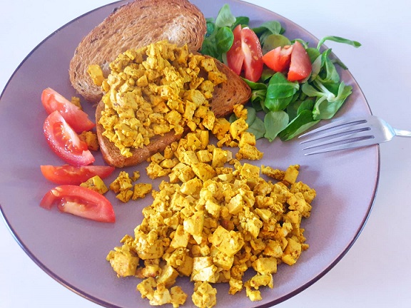 Vegan Scrambled Eggs een heerlijk vegan ontbijt.