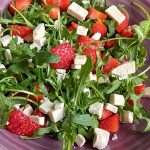 Zomerse salade met rucola, aardbei en Griekse feta