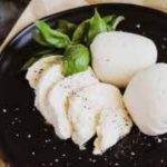 Vegan mozarella zo maak je het heel makkelijk zelf.