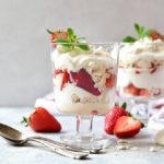 Romig ontbijt met roodfruit