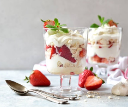 Romig ontbijt met roodfruit