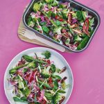 Salade van broccoli, dadels & pecannoten met limoendressing