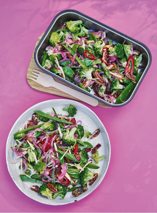 Salade van broccoli, dadels & pecannoten met limoendressing