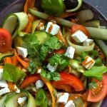 salade van courgette- en komkommerlinten