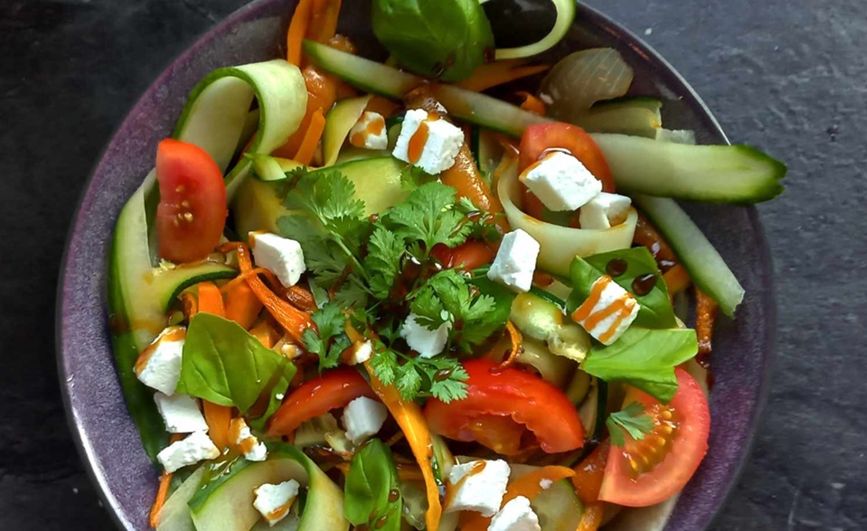 salade van courgette- en komkommerlinten